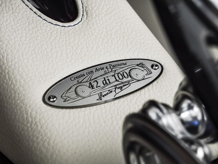 Логотип Pagani Huayra Roadster (42 of 100) 2018 года  (фото 7 из 37)